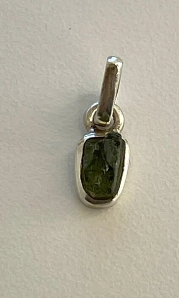 Silver Moldavite Pendant – Transformation, Intuition & Spiritual Awakening