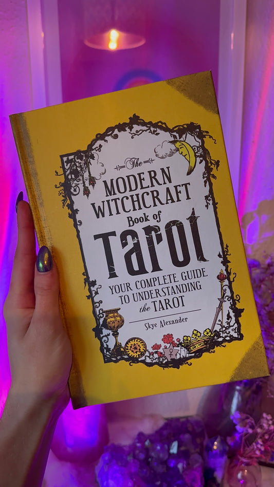 The Modern Witchcraft Book Of Tarot - Skye Alexander