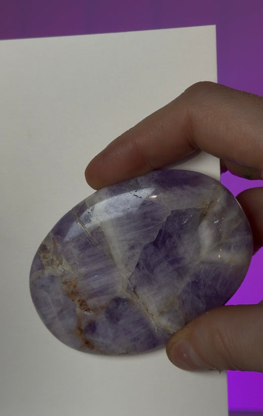 Chevron Amethyst Palm Stone – Clarity, Calm & Spiritual Insight
