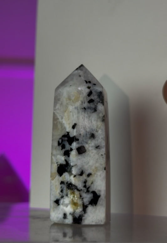 Rainbow Moonstone – Intuition, Balance & Divine Feminine Energy