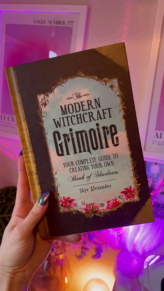 The Modern Witchcraft Grimoire - Skye Alexander