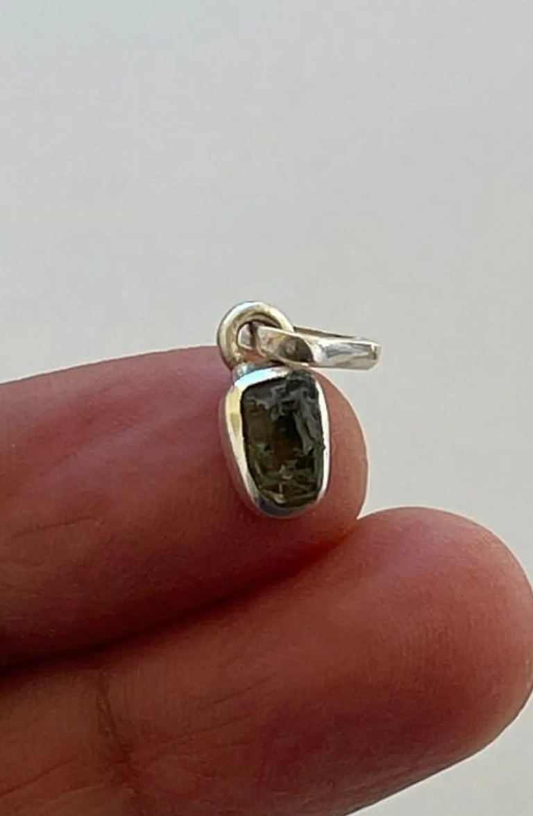 Silver Moldavite Pendant – Transformation, Intuition & Spiritual Awakening